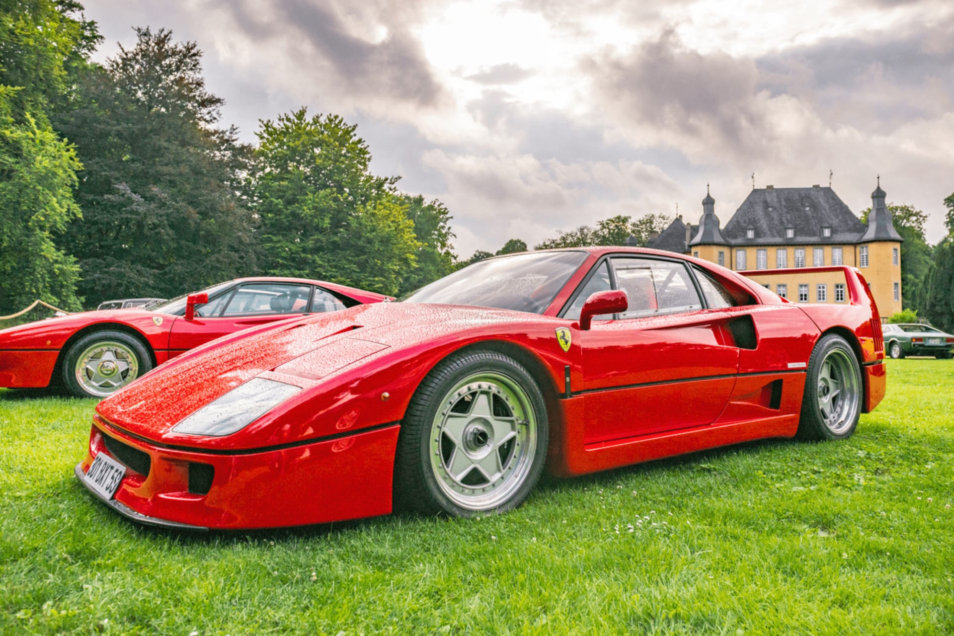 Il repère deux Ferrari abandonnées sur Google Maps, il traverse l'Espagne pour les voir