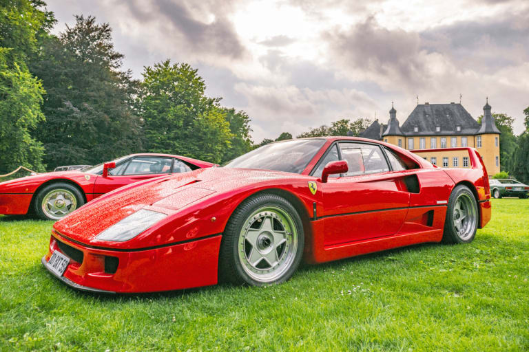 Il repère deux Ferrari abandonnées sur Google Maps, il traverse l'Espagne pour les voir
