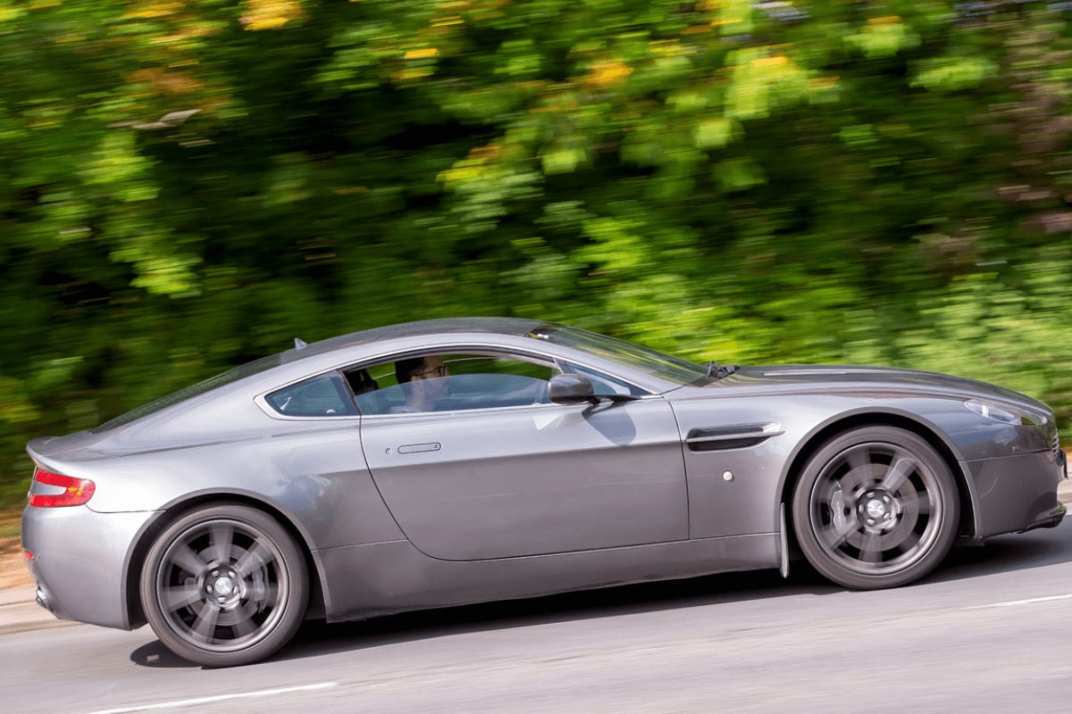 Il achète une Aston Martin V8 Vantage avec plus de 500 000 km au compteur