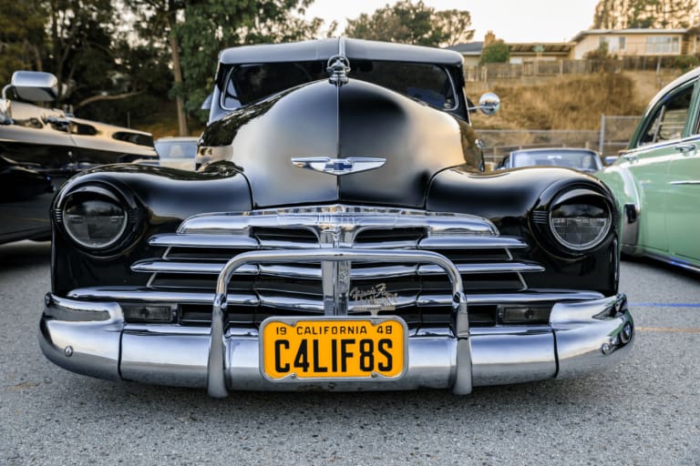 Cachée dans une grange pendant 54 ans, cette voiture de 1949 redémarre encore