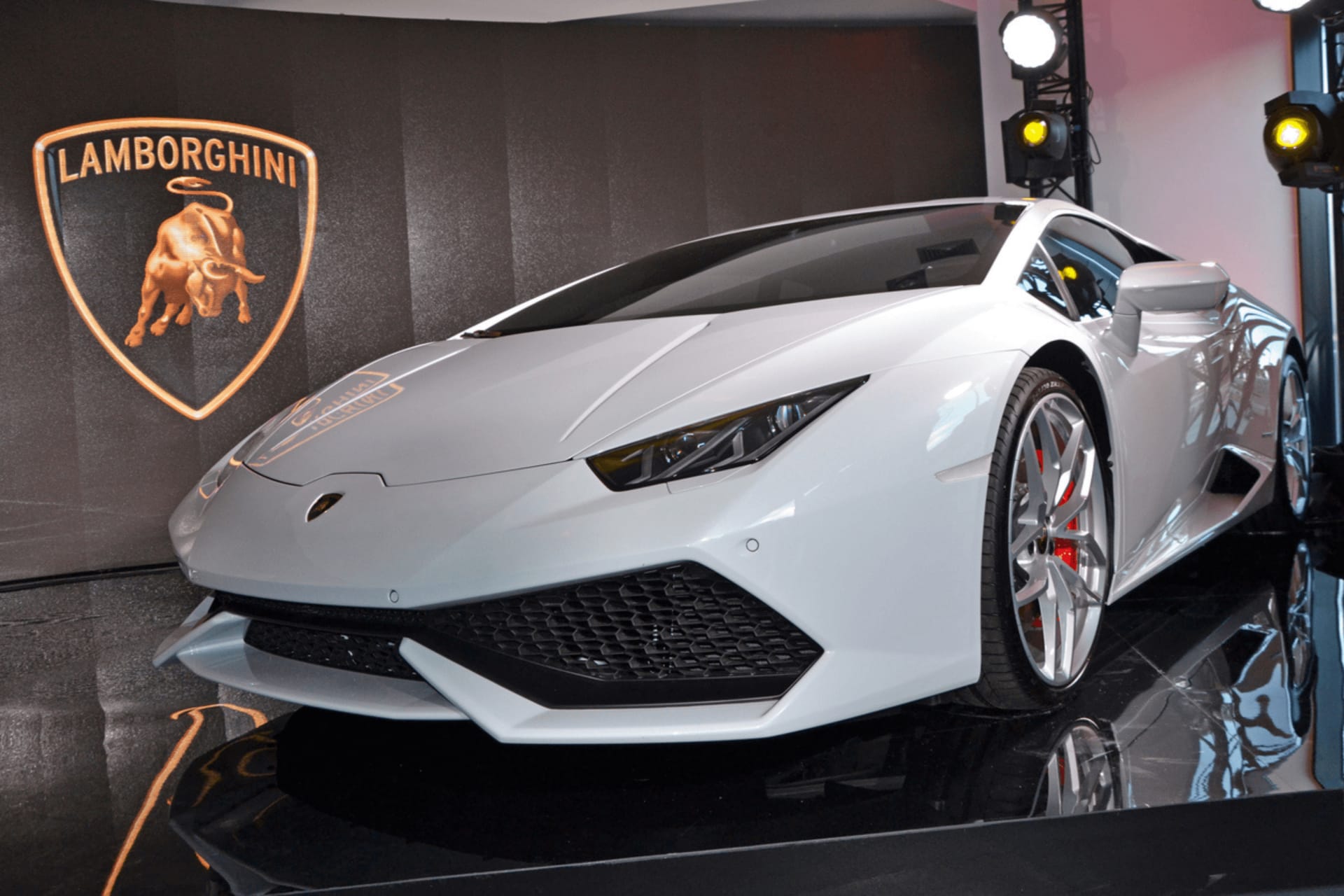 Pourquoi Lamborghini vend moins de voitures et gagne plus d'argent ?