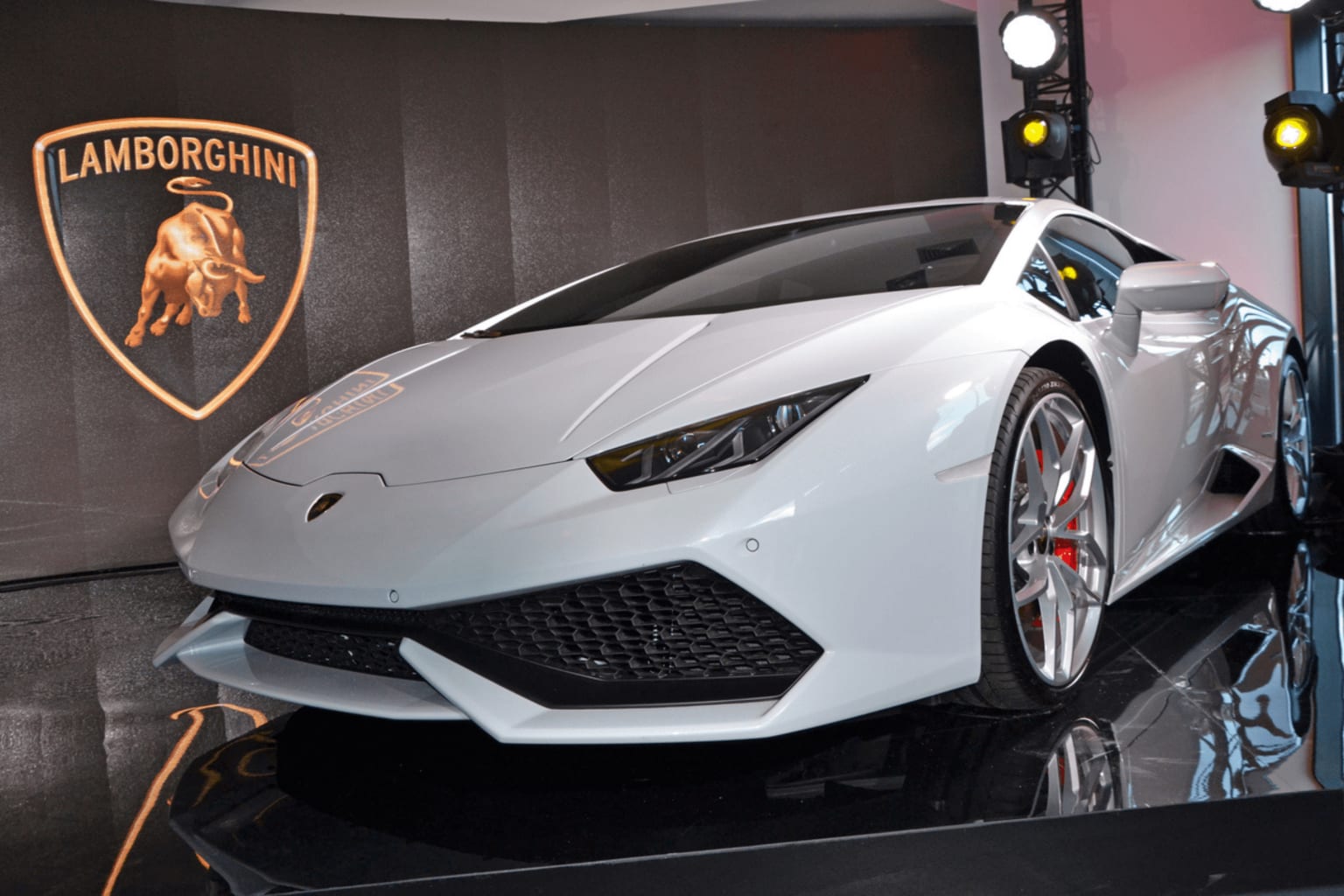 Pourquoi Lamborghini vend moins de voitures et gagne plus d'argent ?