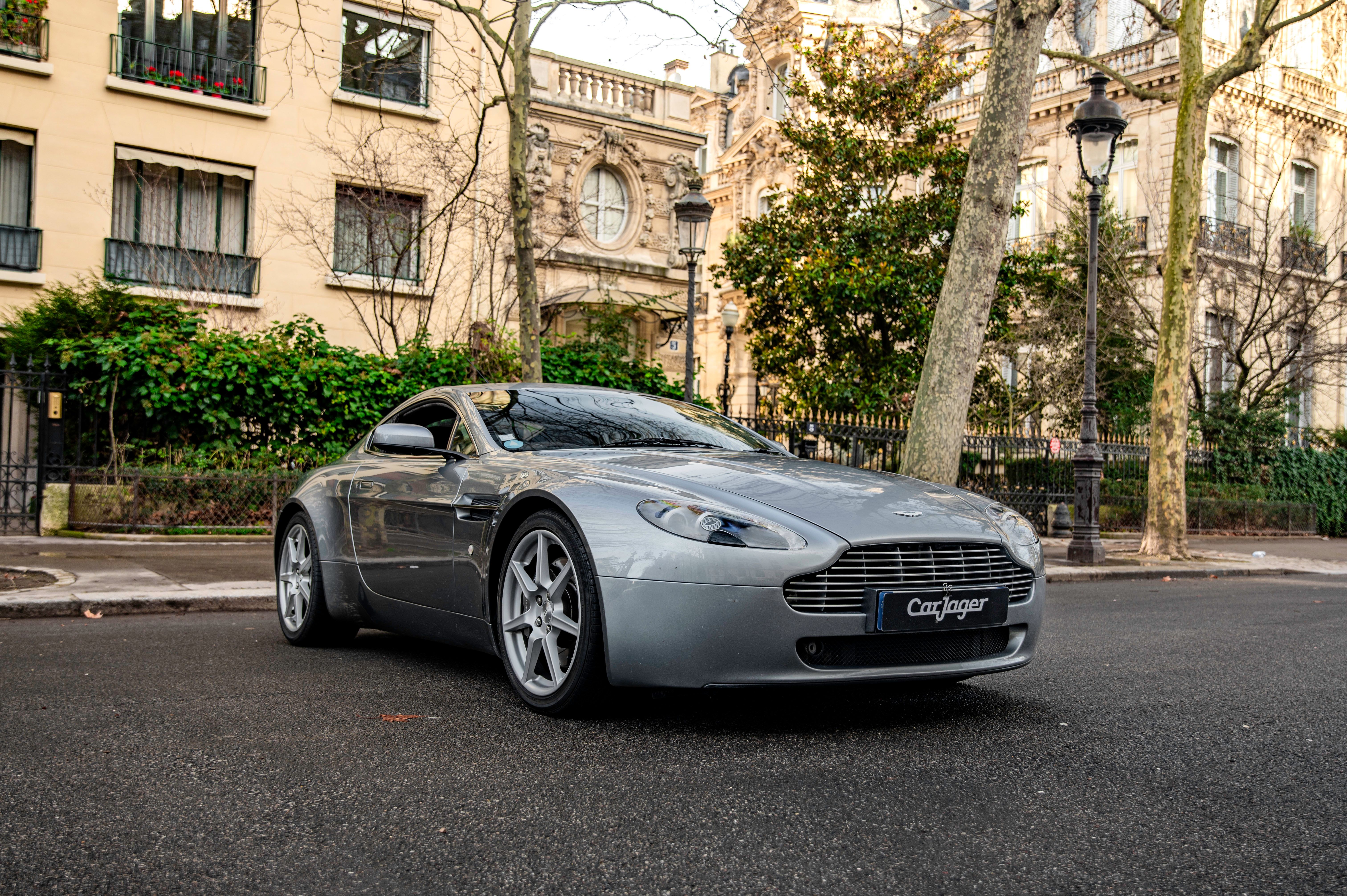 Il achète une Aston Martin avec plus de 500 000 km… et tente le pari fou