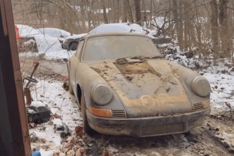 Sous la poussière, cette Porsche oubliée cachait une surprise totalement inattendue