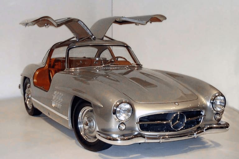 Oubliée pendant des années à Paris, cette Mercedes 300 SL pourrait valoir jusqu’à 5 millions d’euros
