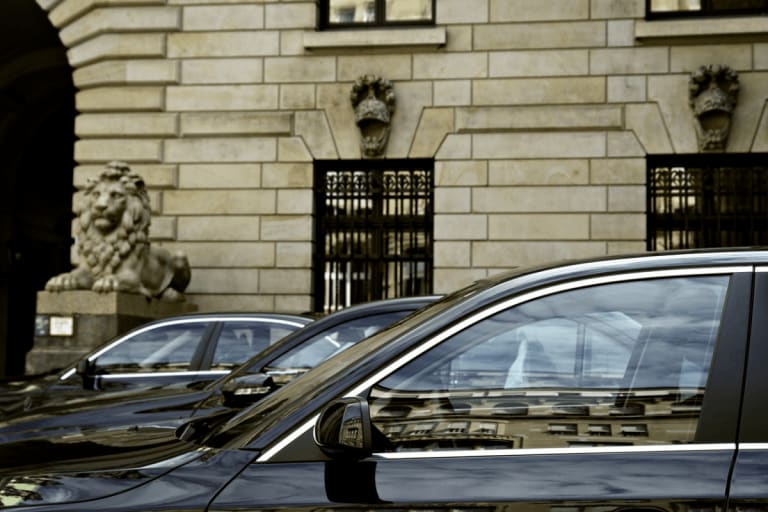 Ferrari, Bentley, Bentayga : voici qui les achète vraiment en France
