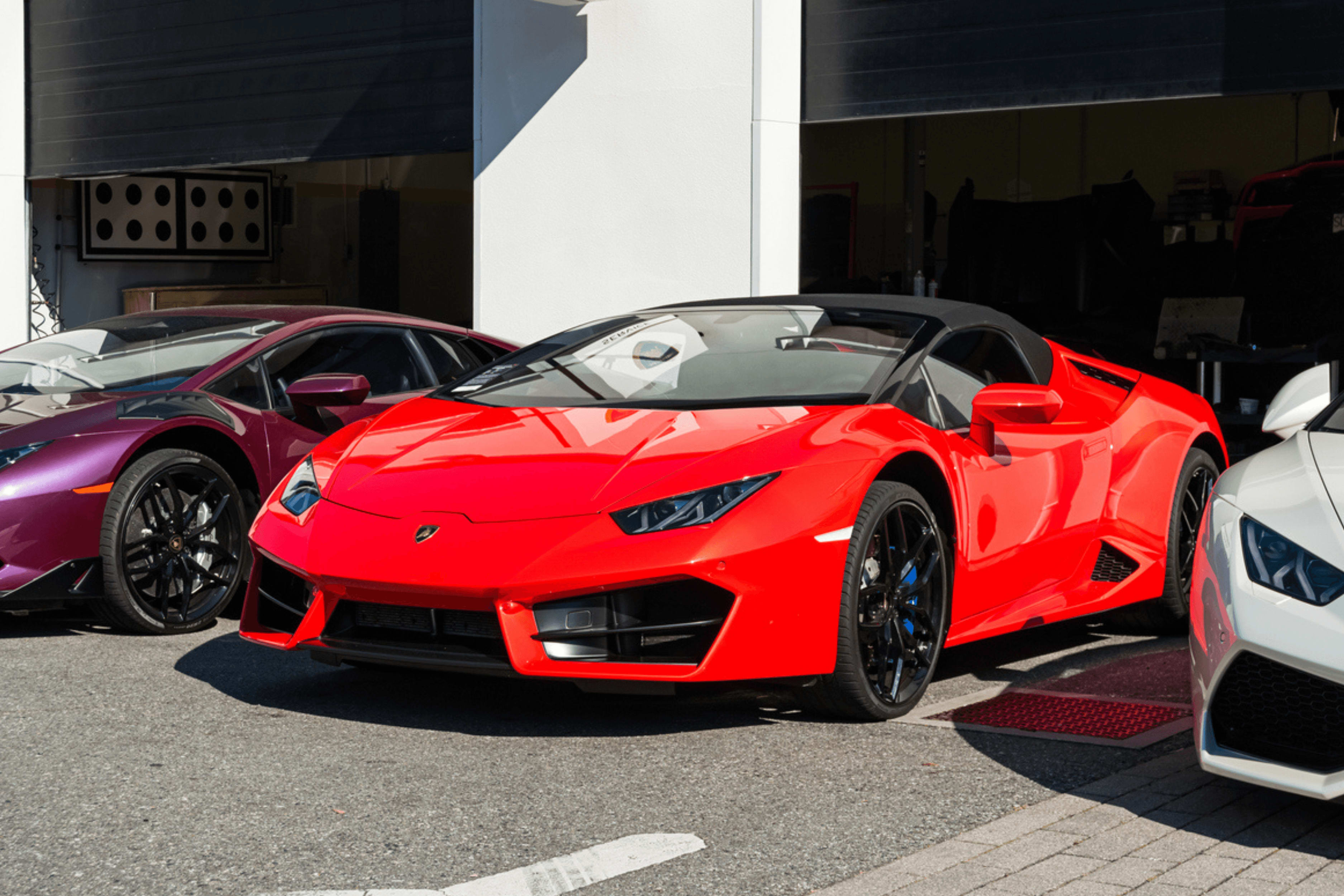 Ferrari, Lamborghini, Rolls… la police tombe sur un “garage de rêve” à 7 millions d’euros