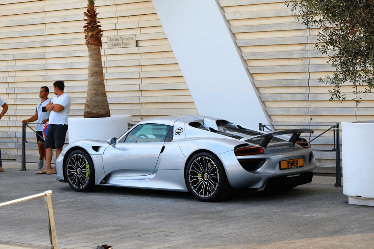 Carnage à Londres : une Porsche à plus d’un million détruit une Aston