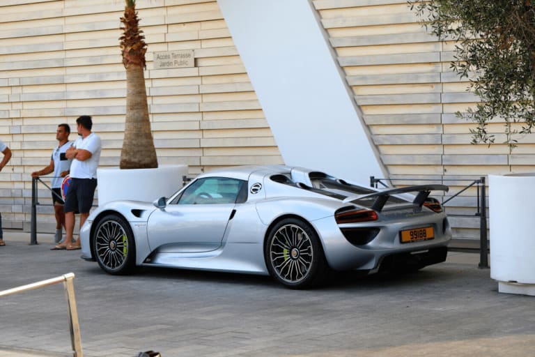 Carnage à Londres : une Porsche à plus d’un million détruit une Aston