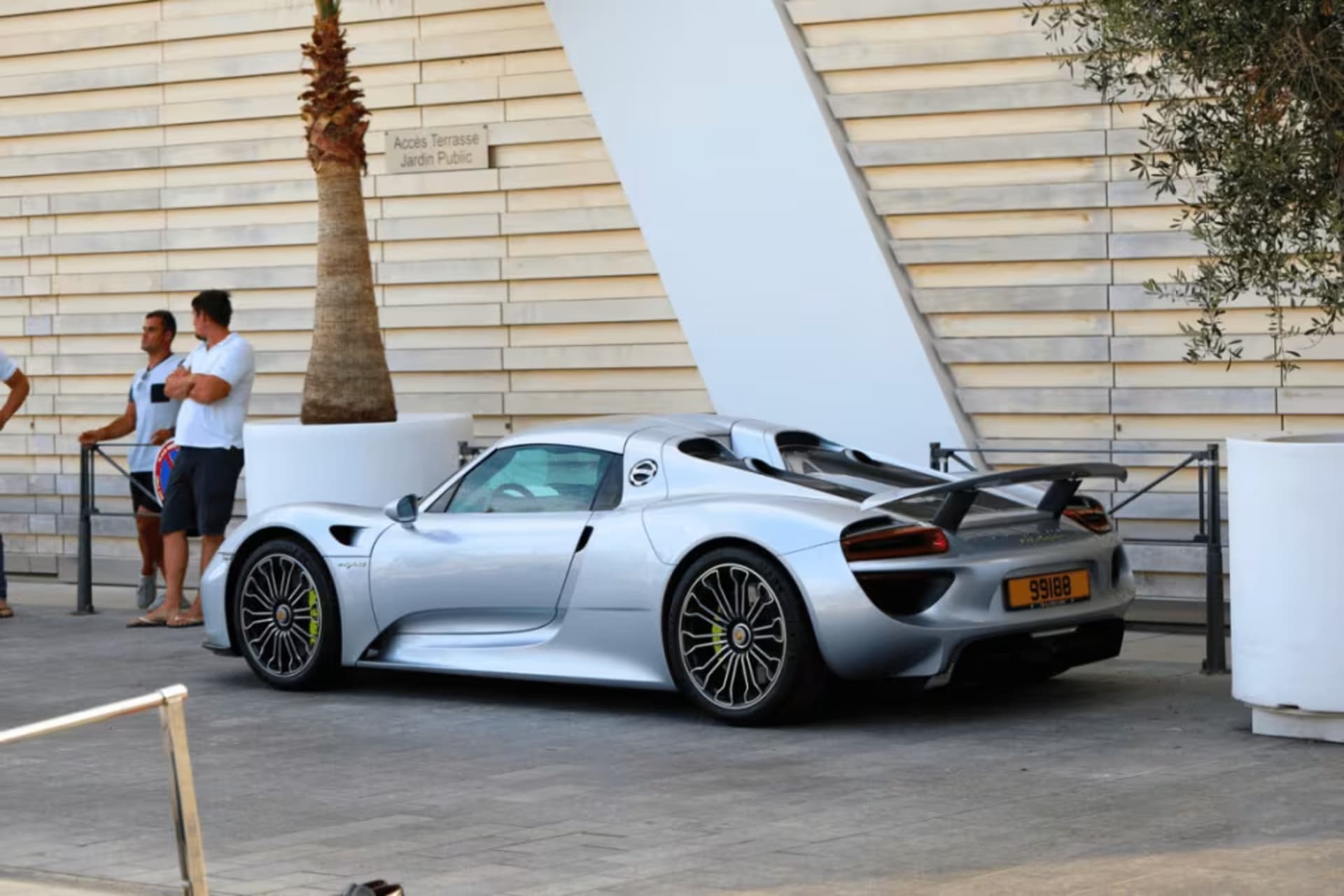 Cette Porsche est la seule au monde peinte dans cette couleur