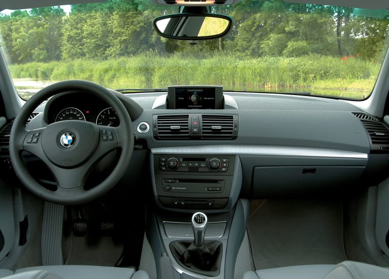 bmw_1-series_2005_wallpapers_3-aspect-ratio-2048-1471.jpg