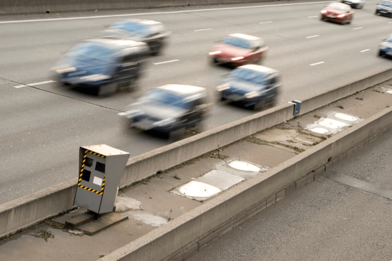 “Ils dépassent toutes les limites” : près de Marseille, les radars saturent face aux excès extrêmes