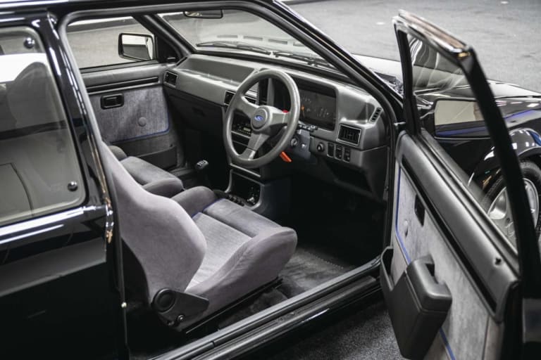 hd-ford-escort-les-photos-du-modele-rs-turbo-s1-ayant-appartenu-a-lady-diana.jpg