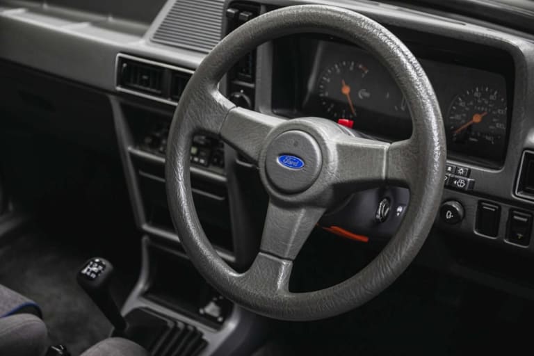 hd-ford-escort-les-photos-du-modele-rs-turbo-s1-ayant-appartenu-a-lady-diana-7.jpg