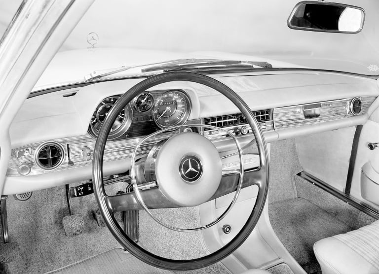 images_mercedes-benz_w114-115-strich-8_1973_1-aspect-ratio-2048-1483.jpg