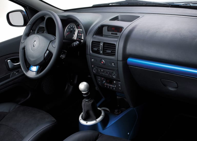 images_renault_clio_2003_2-aspect-ratio-2048-1469.jpg