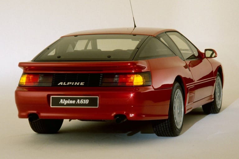 l-arriere-de-l-a610-derivait-etroitement-de-celui-de-la-gta-que-tout-le-monde-avait-trouve-particulierement-reussi-photo-renault-alpine-1683281398.jpg