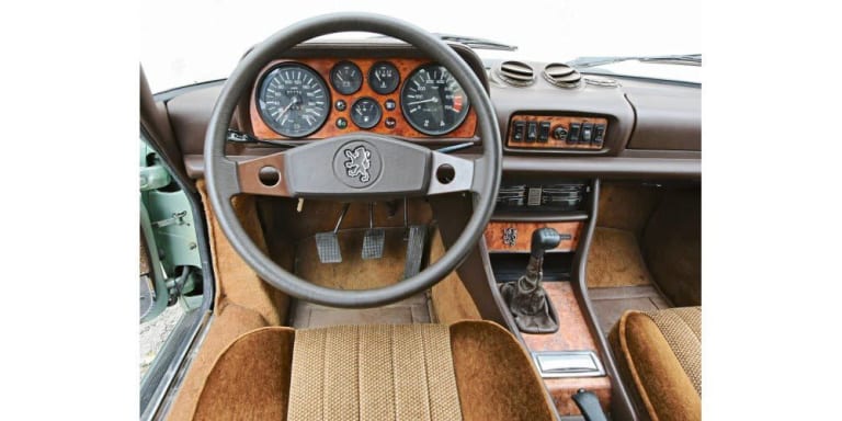 l-interieur-de-la-504-coupe-photo-peugeot-1578686034.jpg