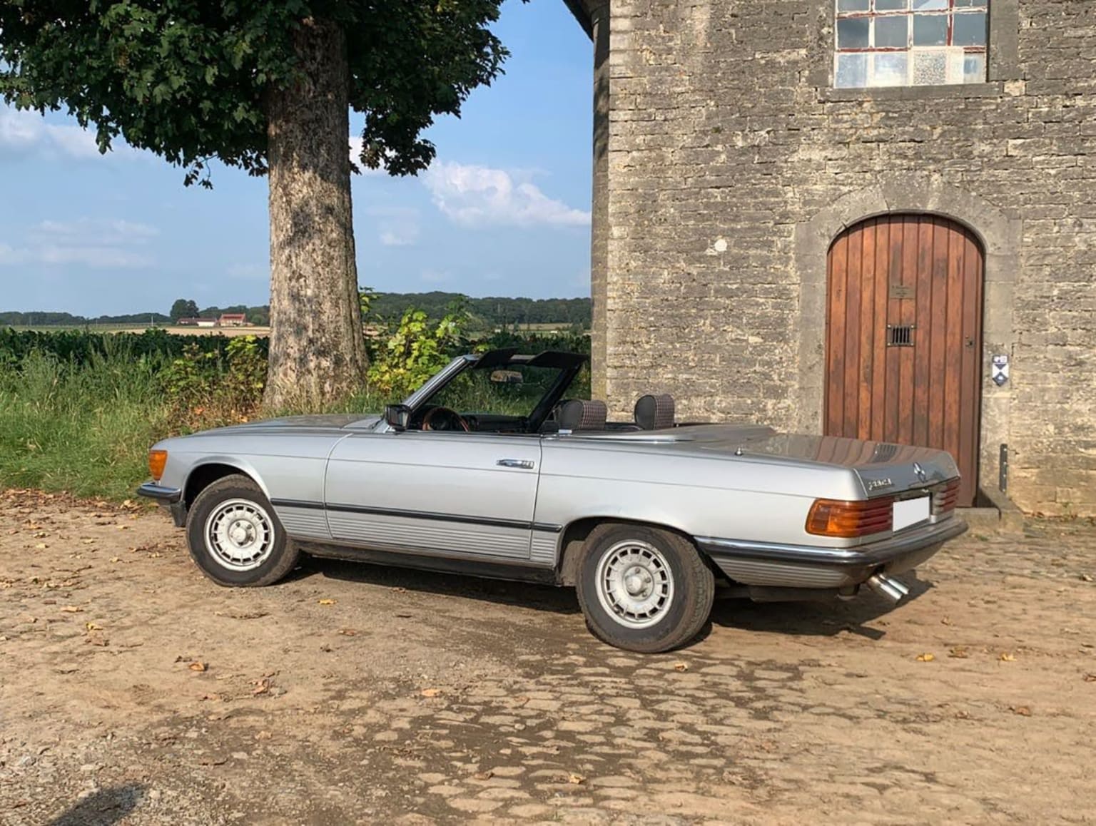 Mercedes-Benz 280 SL R107 1983 : Une légende sur roues, entre histoire et raffinement