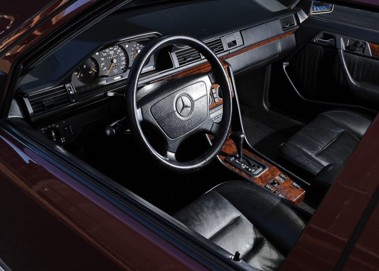 mercedes-benz_e-klasse_1990_photos_2-aspect-ratio-2048-1466.jpg