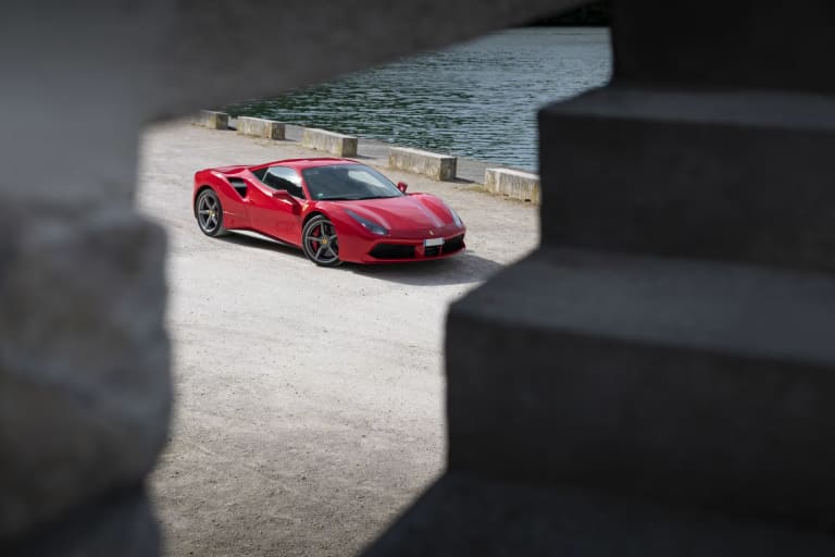Insolite : des enfants transforment une supercar de luxe en toboggan géant