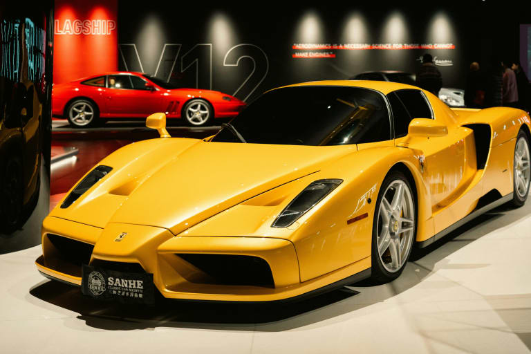 Cette Ferrari Enzo jaune explose tous les records avec une vente à 17,87 millions de dollars