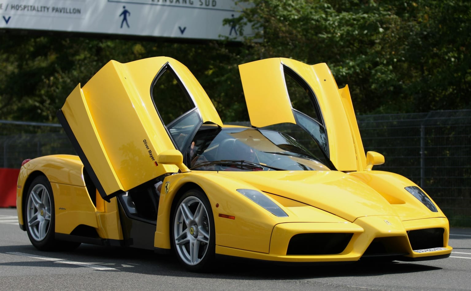 Il possède les Ferrari les plus rares : sa méthode “ketchup” intrigue le monde