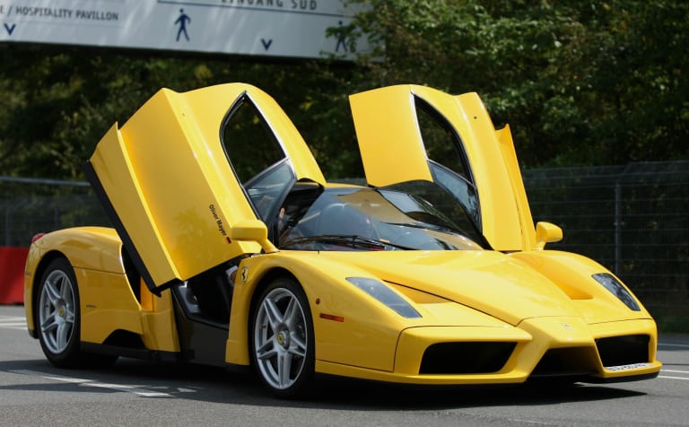 Il possède les Ferrari les plus rares : sa méthode “ketchup” intrigue le monde