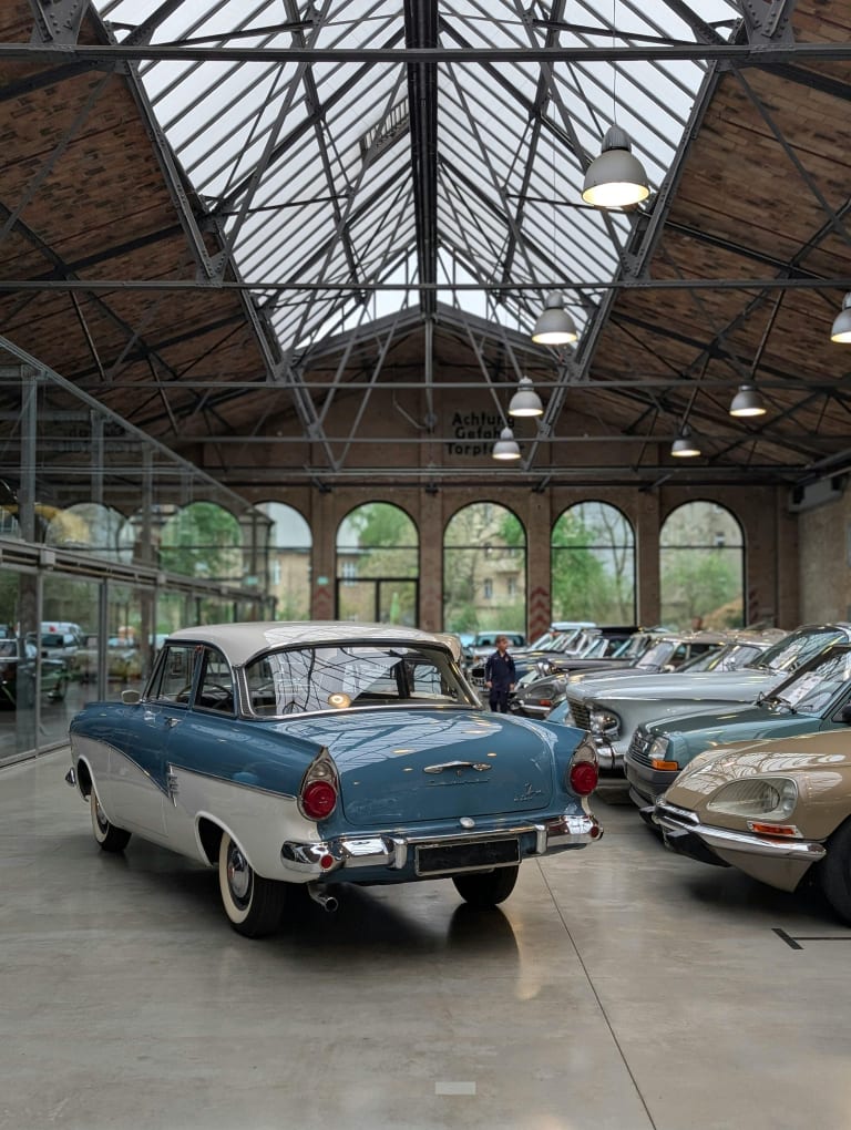 230 voitures de collection découvertes aux Pays-Bas : Ferrari, Jaguar, Aston Martin…