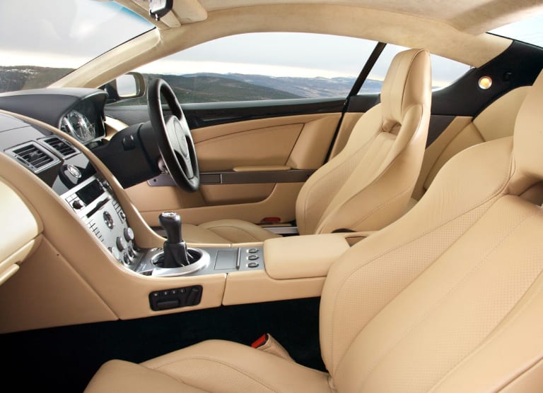 photos_aston_martin_db9_2006_1-aspect-ratio-2048-1486.jpg