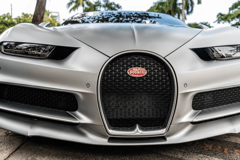 Bugatti lui facture 13 000 € pour un simple bouton : il le remplace pour 2 €