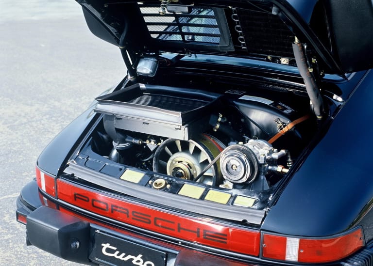 porsche_911-turbo_1977_photos_3-aspect-ratio-2048-1464.jpg
