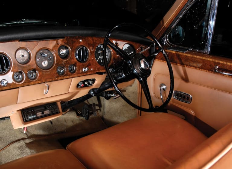rolls-royce_phantom_1968_photos_1-aspect-ratio-2048-1489.jpg