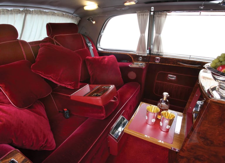 rolls-royce_phantom_1968_photos_5-aspect-ratio-2048-1484.jpg