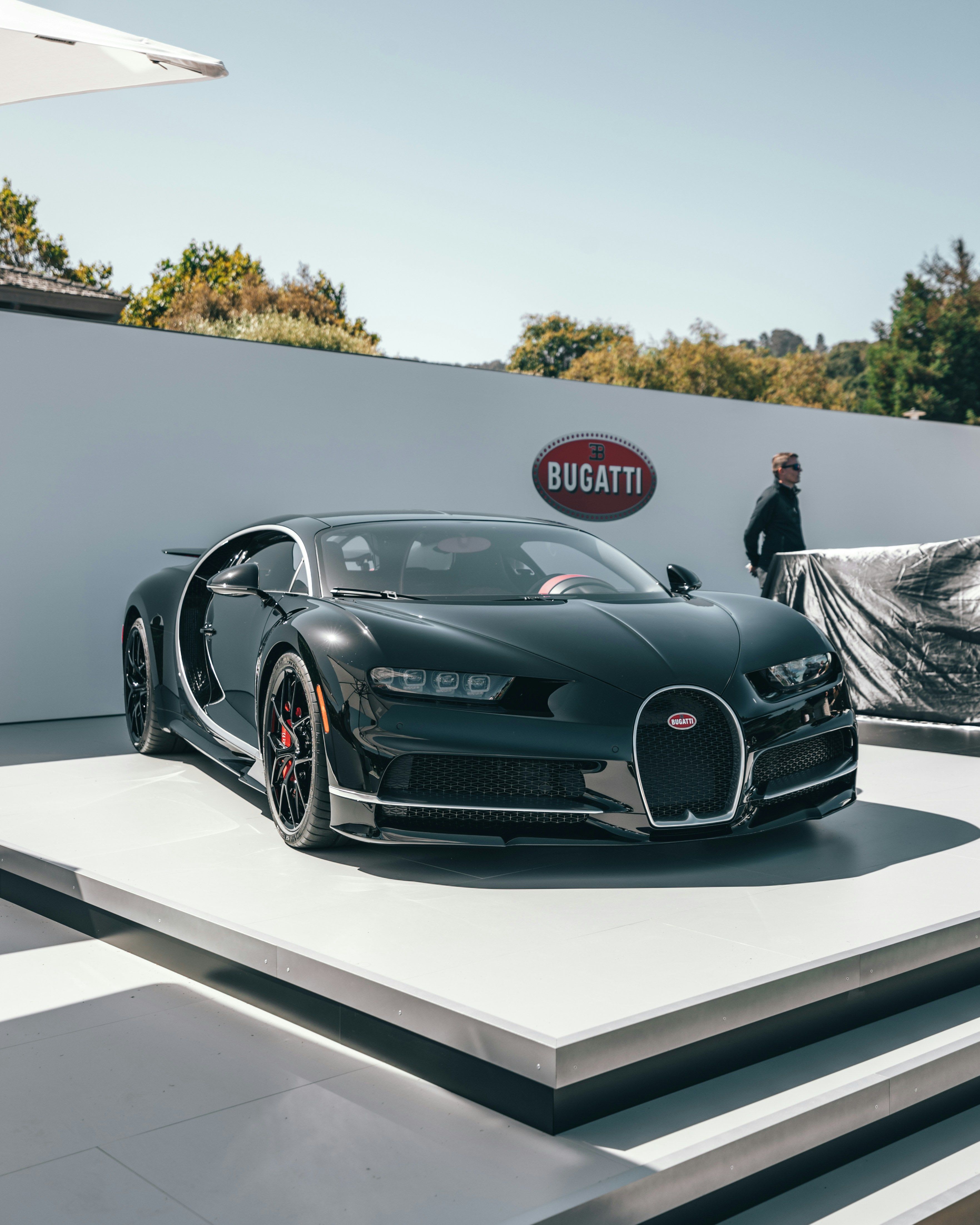 Le propriétaire d'une Bugatti à 3,3 millions oublie le pistolet à la pompe et arrache le tuyau