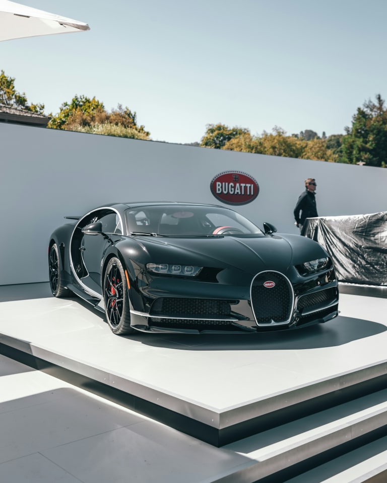 Le propriétaire d'une Bugatti à 3,3 millions oublie le pistolet à la pompe et arrache le tuyau
