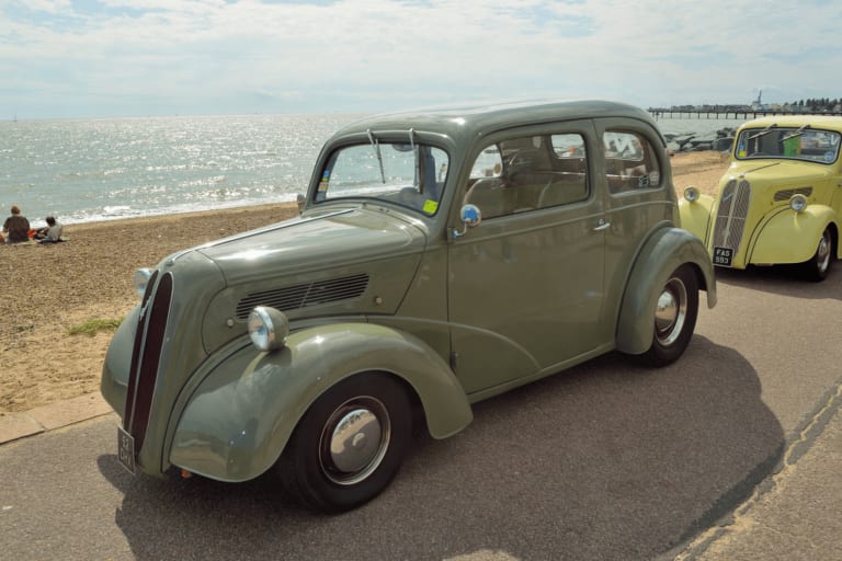 Il découvre une Ford enterrée sous sa terrasse, l’explication est folle