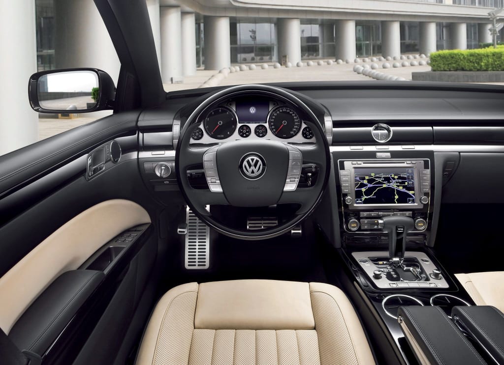 Elegantes Volkswagen Phaeton W12 Ebenbildnull