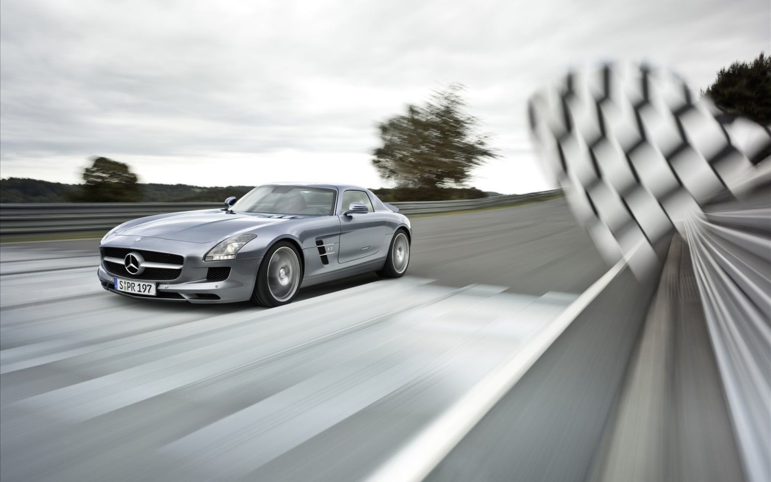 Mercedes-Benz SLS AMG : entre hier et demain