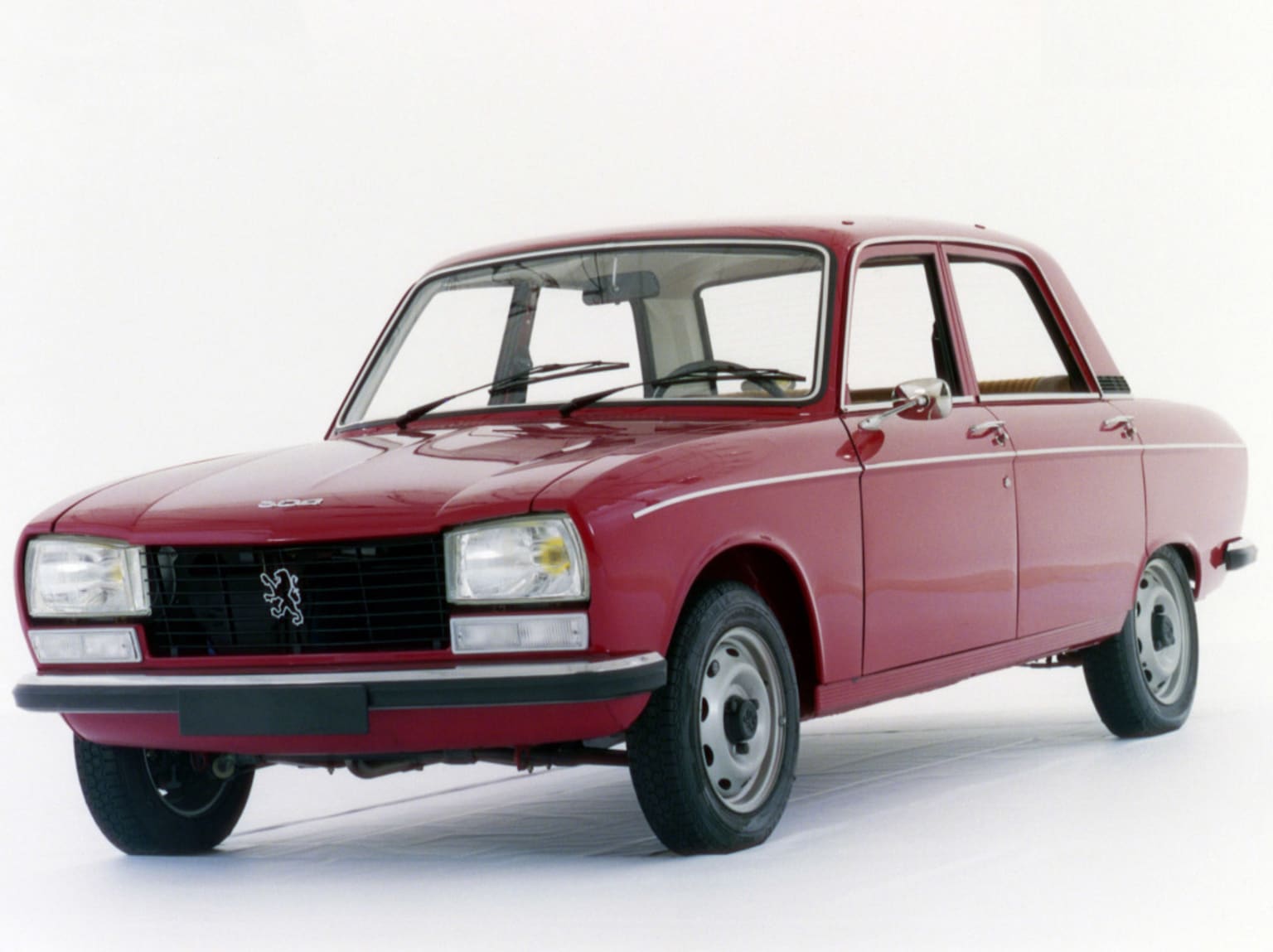 Peugeot 304 rouge sur fond blanc avec une vue de l'ensemble de l'auto