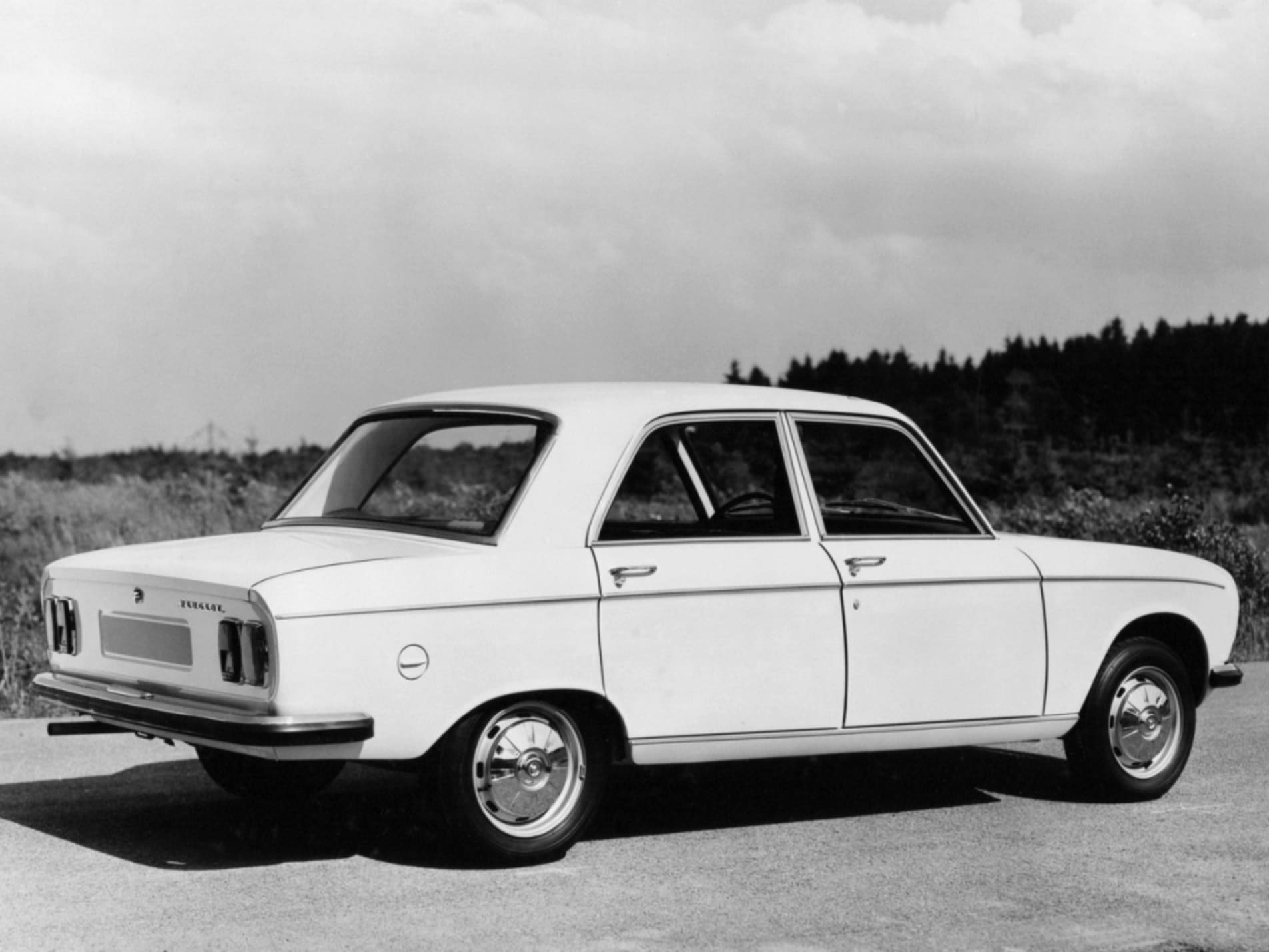 Peugeot 304 blanche avec une vue de derrière de l'auto et la photo est en noir et blanc