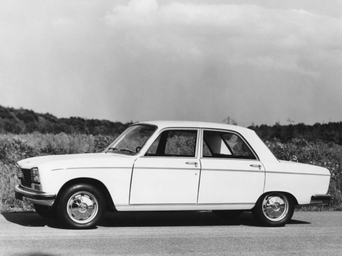 Peugeot 304 blanche avec une vue de côté de l'auto et la photo est en noir et blanc