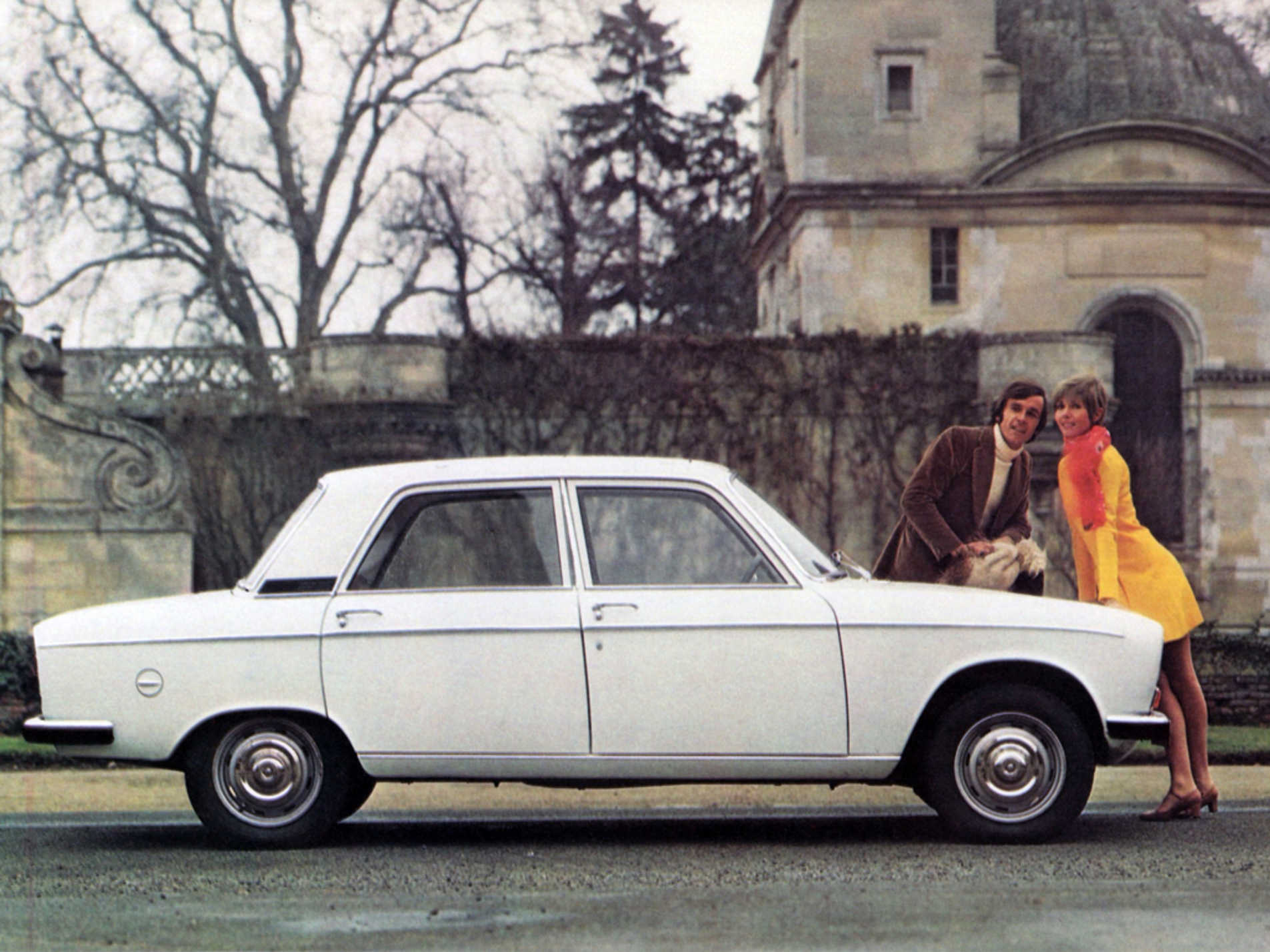 Peugeot 304 blanche avec une vue de côté de l'auto
