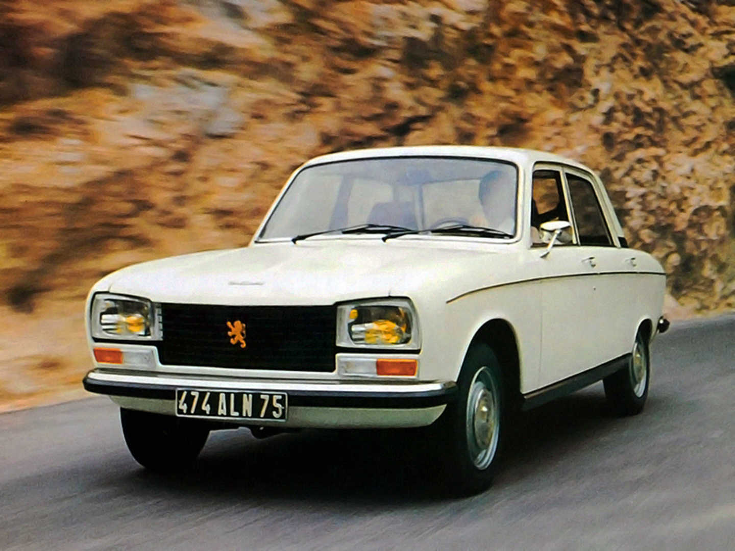 Peugeot 304 blanche avec une vue de l'avant de l'auto