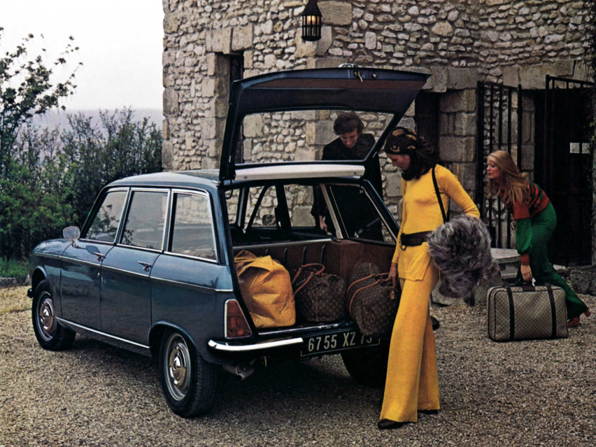 Peugeot 304 avec le coffre ouvert et une femme habillé en jaune qui charge les valises