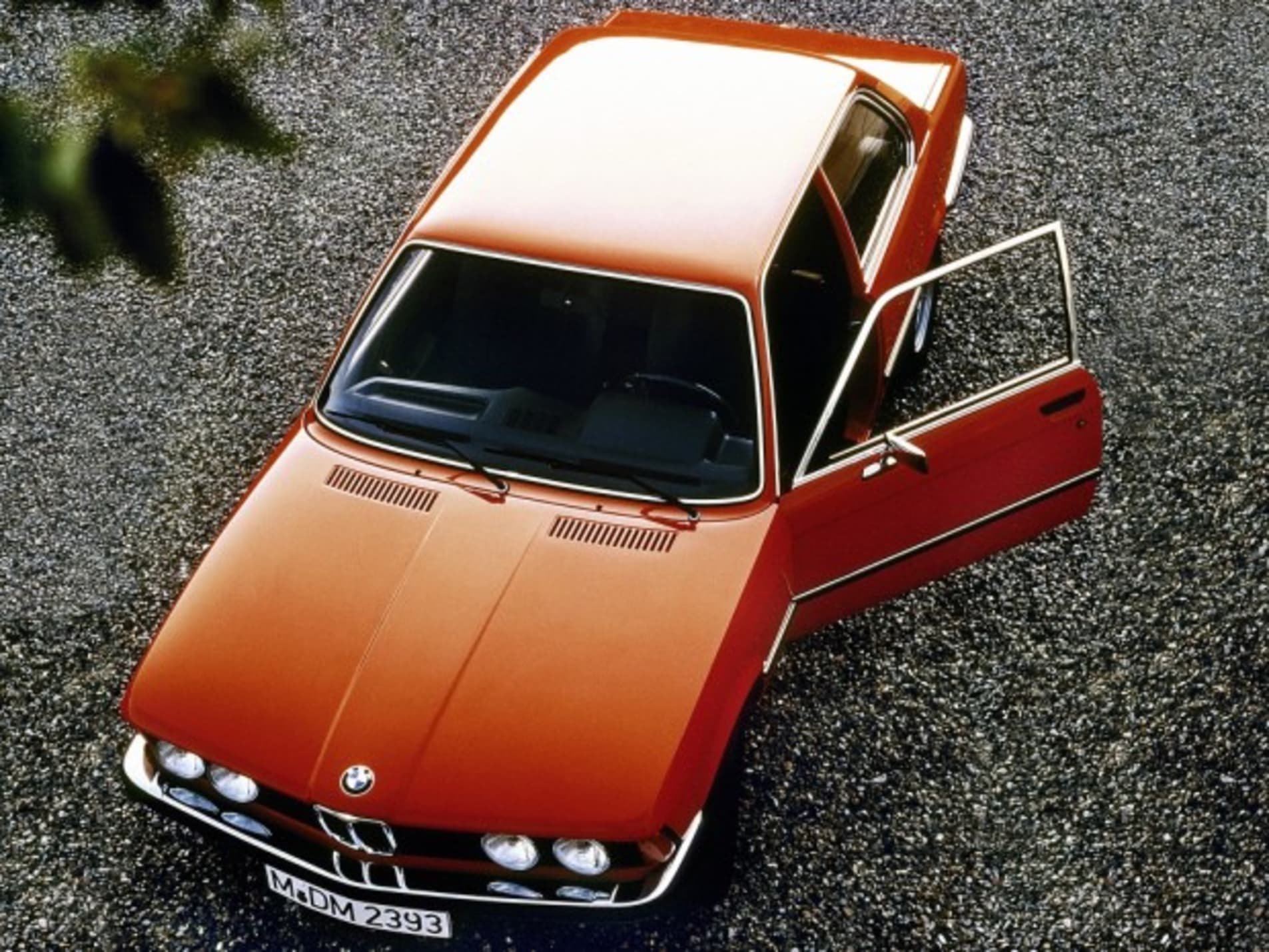 BMW Série 3 E21 vue de dessus avec une portière ouverte