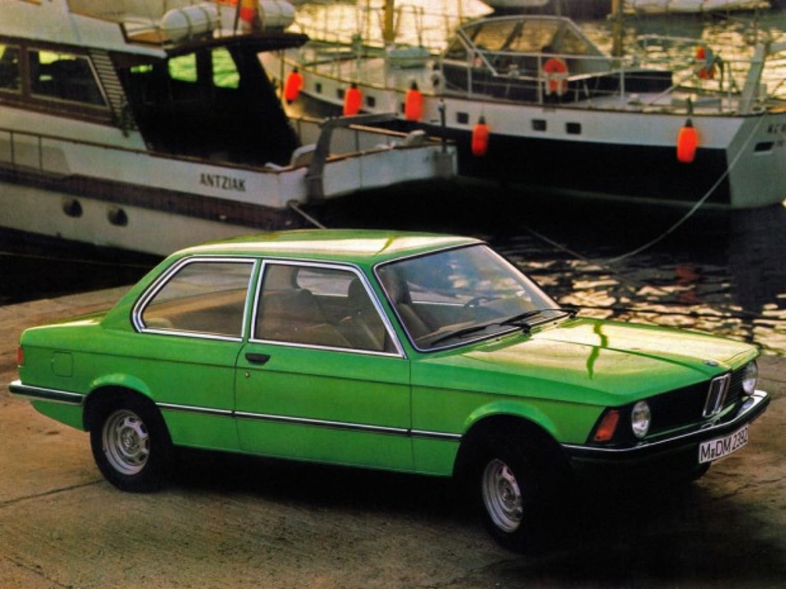 BMW Série 3 E21 verte en stationnement au port