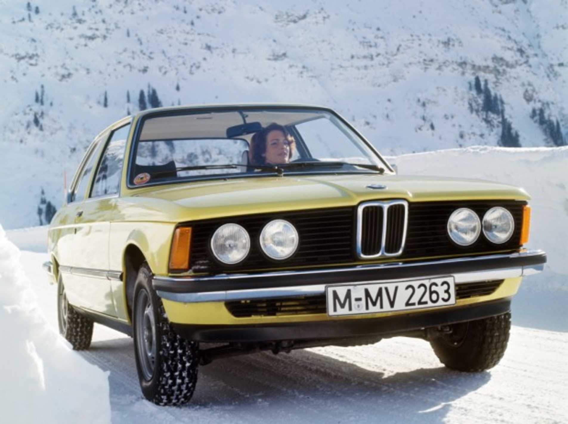 BMW Série 3 E21 roulant sur une route enneigée