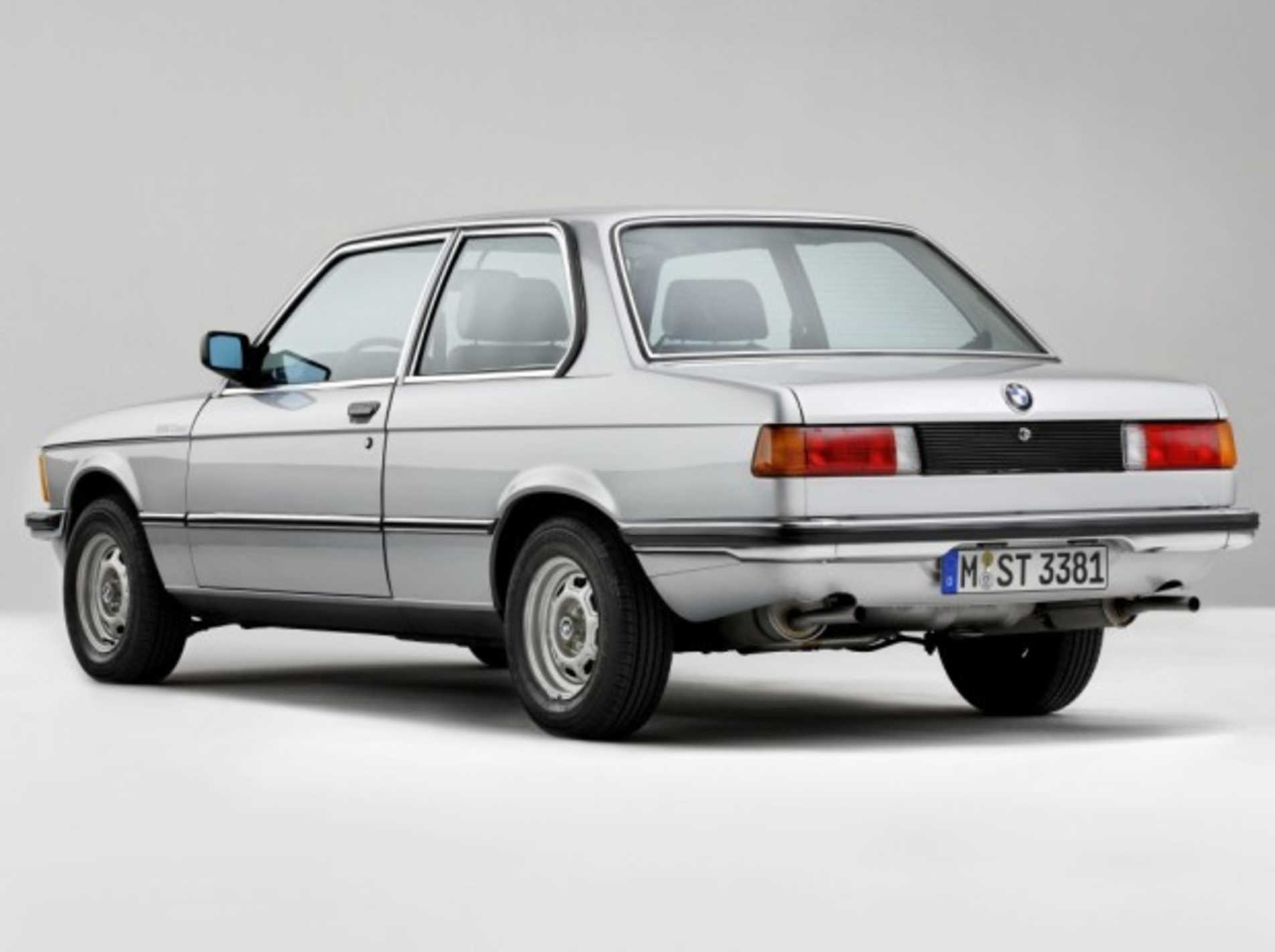 BMW Série 3 E21 grise vue de derrière sur fond blanc