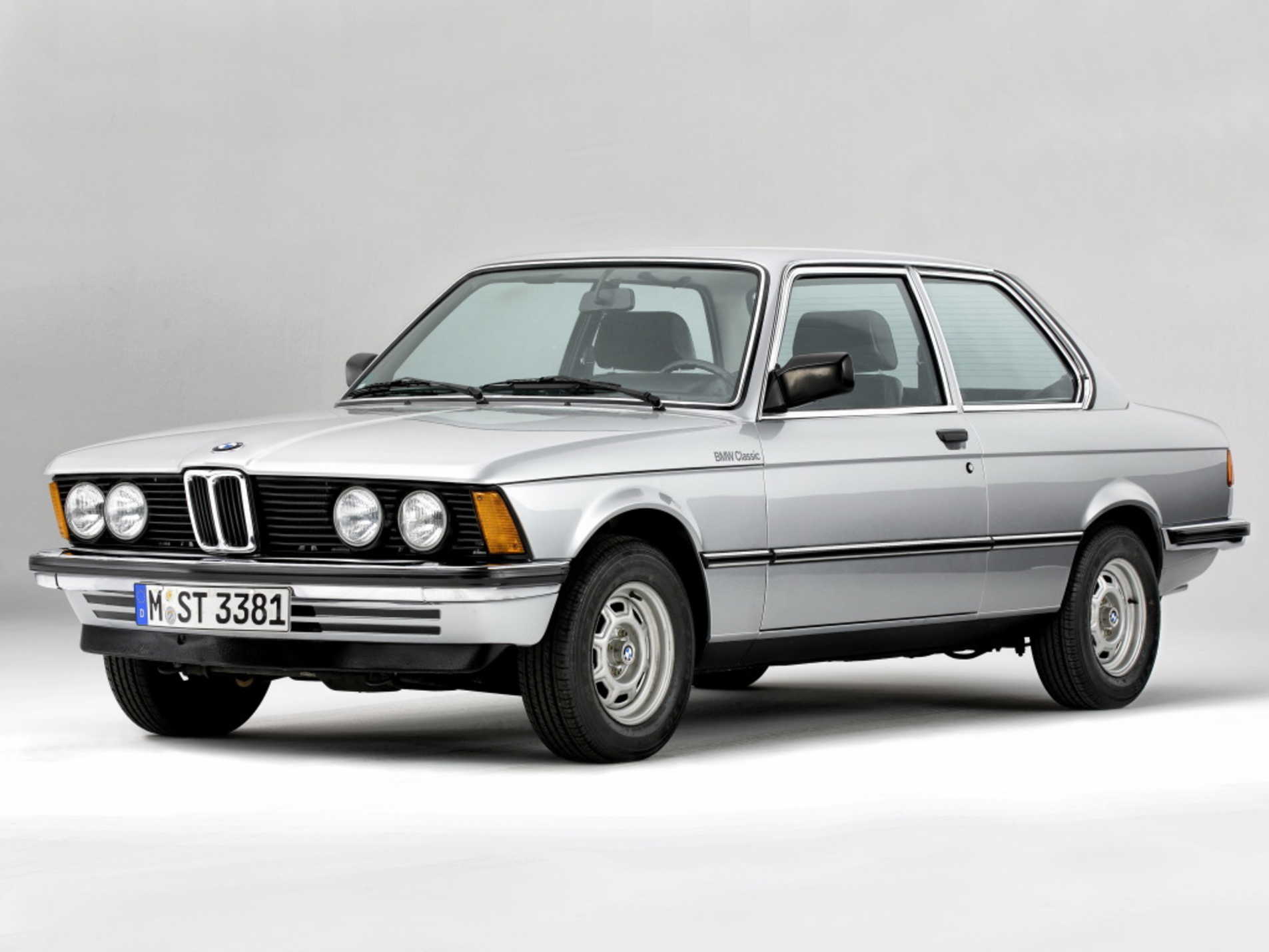 BMW Série 3 E21 grise vue de devant sur fond blanc